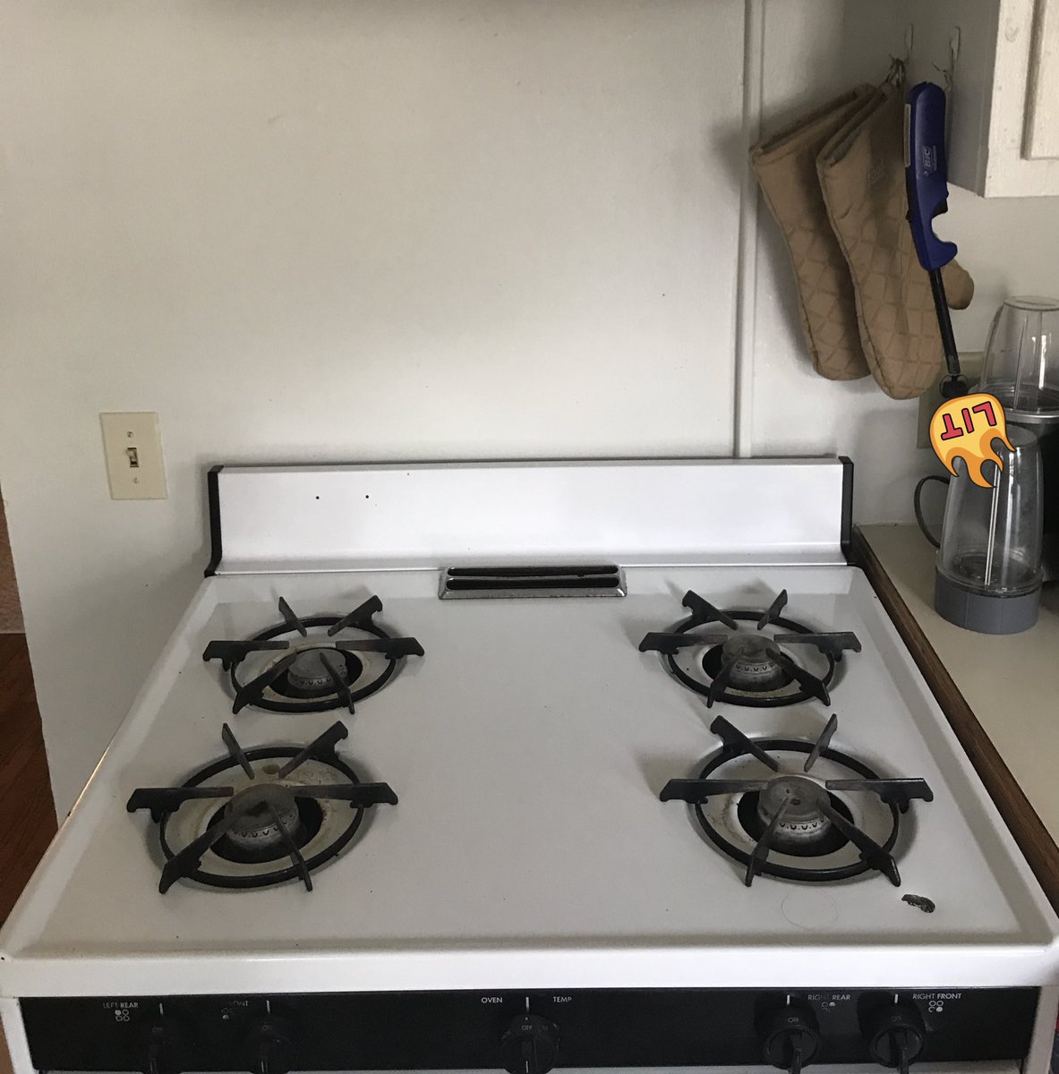 garce2450's tweet photo. @2450fall18 #ex Our stovetop does not ignite on its own, so to light it, you need to use the lighter we hung near the stove. We structured the stovetop environment to provide #knowledgeintheworld for this procedure to be remembered. https://t.co/j4S014HhtE