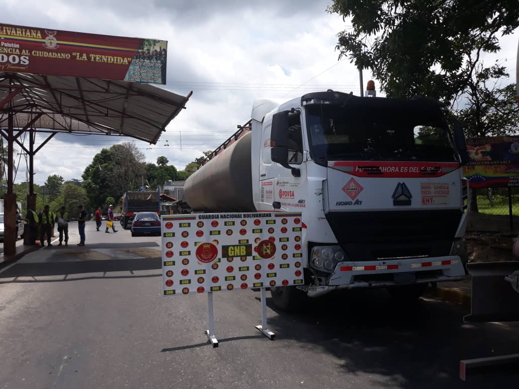 FANB #GNB Efectivos adscritos al 2do Pelotón de la 4ta Compañía del @GNB_TachiraD213 en La Tendida, efectuaron la retención de  dos gandolas  de combustible cargadas, con ruta marcada Guarenas-Guatire. Dos detenidos por el hecho. <a href="/GNBoficial/">GNB FANB</a> @LopezVargasR