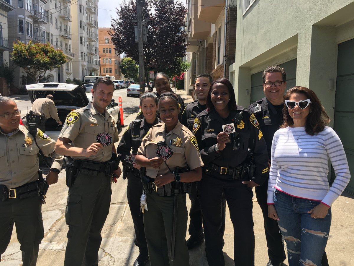 PinkPatchPrjct's tweet photo. This @SantaAnaPD pink patch is on the loose in the City-by-the-Bay! Check it out on iconic Lombard Street and hanging with some fine folks from the San Francisco Sheriff Department!
#PinkPatchProject
#PinkPatchTravels https://t.co/Th0qy614hv