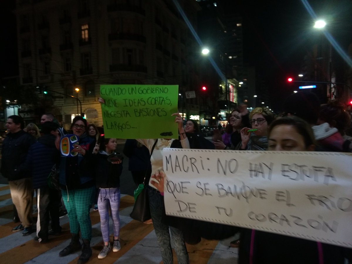 ArgentinaHoyOk's tweet photo. URGENTE: Vuelven los cacerolazos en contra del gobierno de Mauricio Macri en varios barrios de la Ciudad de Buenos Aires Vía @ArgentinaHoyOk https://t.co/h7O9AeGA7J