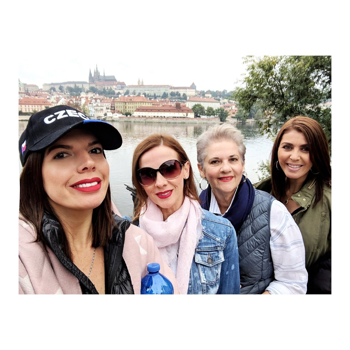 FernandaKellyyy's tweet photo. According to the Guiness Book of World Records, the Prague Castle is the largest in the WORLD w/an area of 18 acres 🏰
•
Según el Récord Guiness el castillo de Praga es el más grande del mundo, con una área de 18 acres 🌏
•
#PragueCastle #4InEurope #Vacation
#KellyMonster😈 https://t.co/uM9ZI97s4s