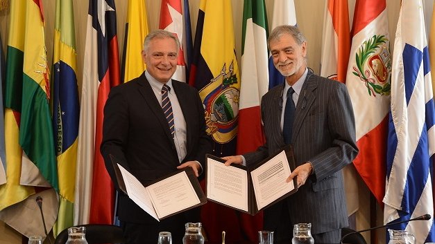 JuanNotaro's tweet photo. Hoy junto al Secretario General de @ALADI_SG, Alejandro de la Peña Navarrete, firmamos un convenio para desarrollar un estudio que nos permita aprovechar la #Hidrovía Paraguay-Paraná en todo su potencial. https://t.co/YHiNhXjSqz https://t.co/p4A3AXNbzU