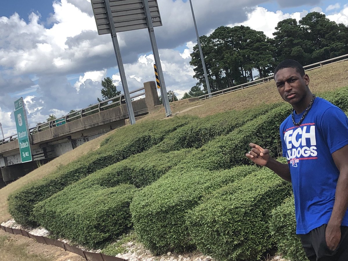LEGACY_BURRELL's tweet photo. #LaTech22 #Bulldog #MoveInDay2018 💙❤️🐶🤘🏾 https://t.co/Ms2TMediP1