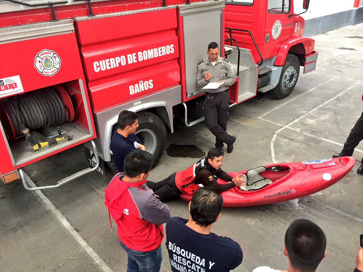 Finalizamos el día de capacitación con técnicas de cruces en el río y técnicas de Rescate en Kayak
#Rescate_En_Aguas_Rapidas 
#CapacitaciónCBB