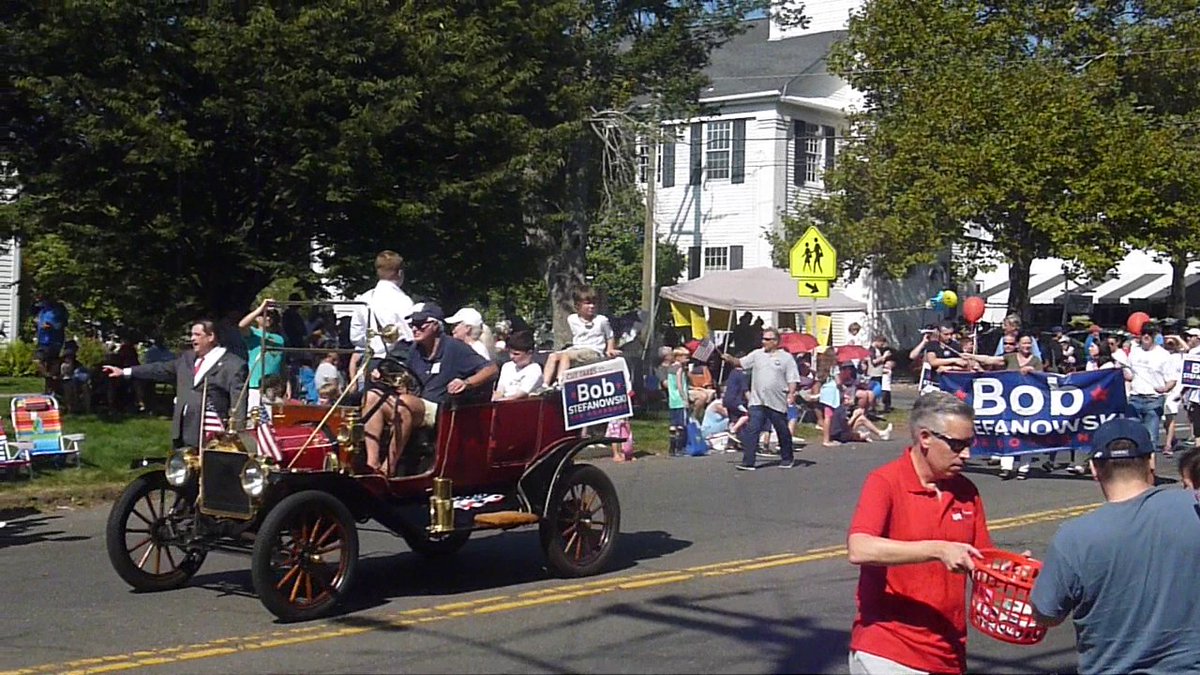 QOTDCT's tweet image. #RecentEvents #NewtownLaborDayParade #NLDP #Politicians #LaborDay:

[1] @JahanaHayesCT
[2] @OzForGovCT with @MonteFrankCT
[3] Mitch Bolinsky
[4] @BobForGovernor