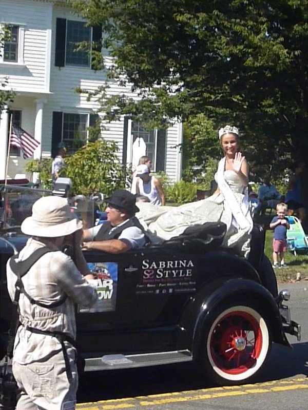 QOTDCT's tweet image. #RecentEvents: @MissCTTeenUSA Elle Sauli waves to the crowd at the  #NewtownLaborDayParade / #NLDP this #LaborDay.