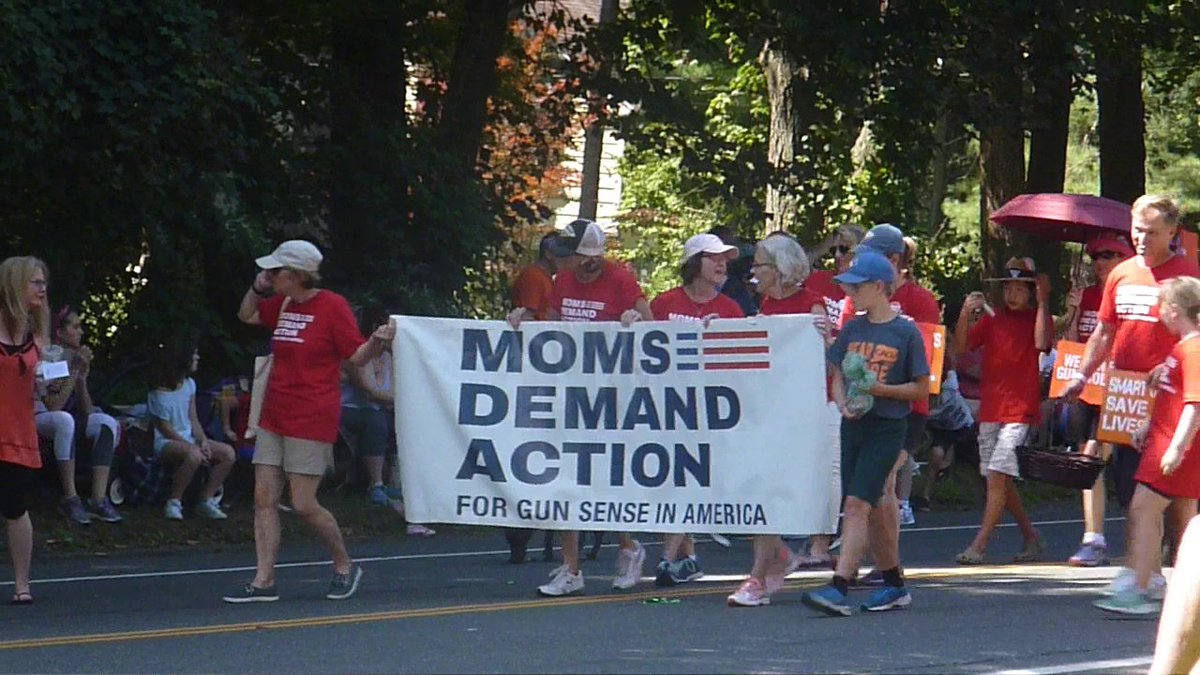 QOTDCT's tweet image. #RecentEvents: Both @MomsDemand Action and @CAGVNews were well represented at the  #NewtownLaborDayParade / #NLDP this #LaborDay.