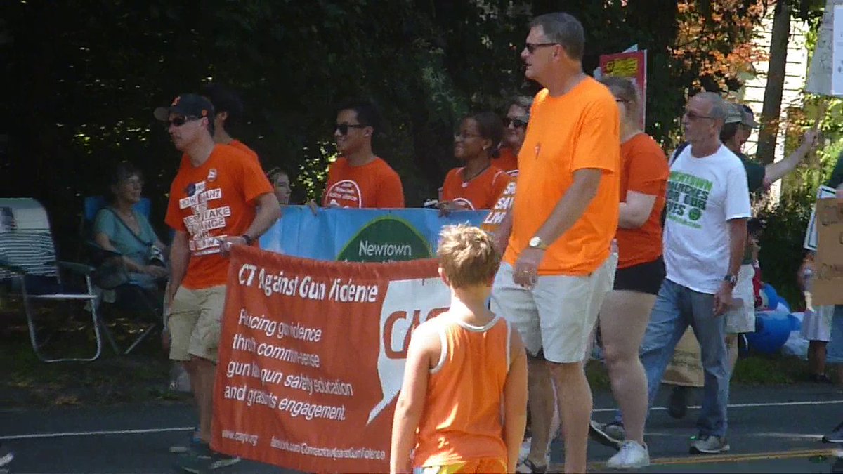 QOTDCT's tweet image. #RecentEvents: Both @MomsDemand Action and @CAGVNews were well represented at the  #NewtownLaborDayParade / #NLDP this #LaborDay.