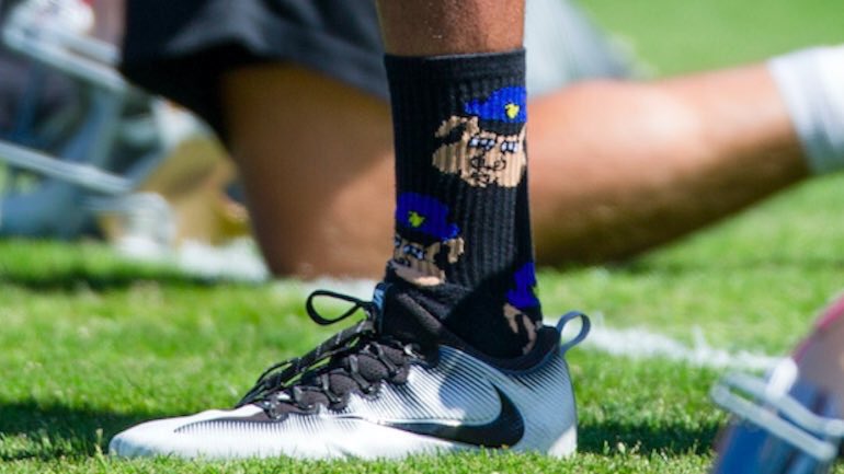 CloydRivers's tweet image. Hey @Nike, I don’t give a shit if you want to make Kapernick the new “face” of your brand.

But, I do give a shit that he wore socks depicting cops as pigs and praises a murderous dictator. 

He’s a martyr, not a hero. 🇺🇸