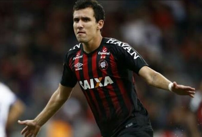 Furacao4ever's tweet photo. Chega a ser risível o interesse de torcedores e clubes brasileiros pelo nosso Pablo... acham que é só vir aqui e levar, nem a crefisa tem cacife pra tirar Pablo do Atlético... https://t.co/QG9lhnPfw7