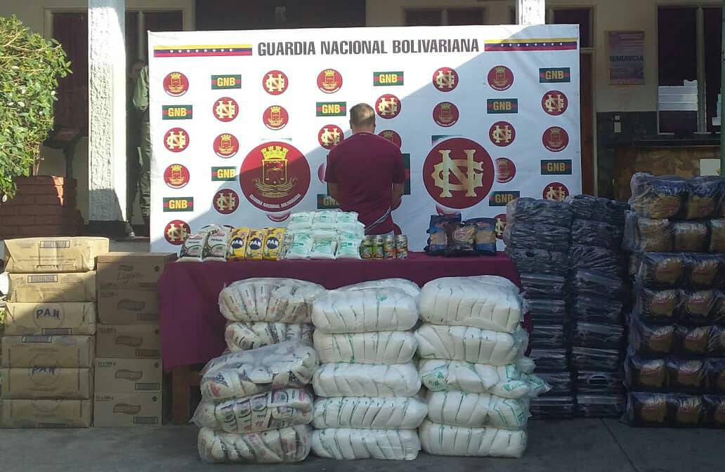 FANB #GNB Efectivos del PAC El Zumbador, del @GNB_TachiraD214 detuvieron un ciudadano por acaparamiento de 1500 kilos de productos de primera necesidad en un local comercial,  delito tipificado en el Decreto con Rango Valor y Fuerza de la Ley Orgánica de Precios Justos.