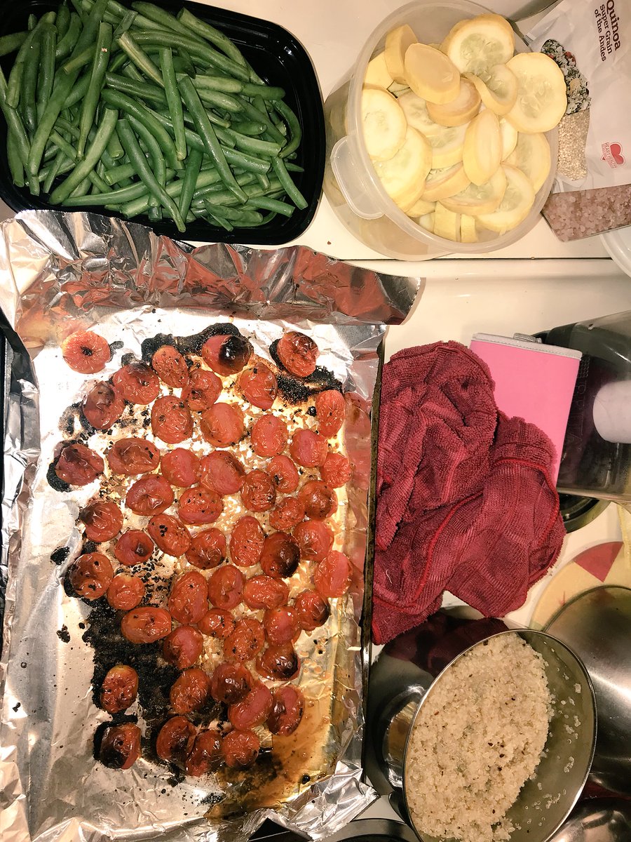 JustJewa2's tweet photo. Back in the kitchen 👩🏾‍🍳😍 

Steamed green beans, blanched squash, roasted garlic 🍅 and quinoa. #veganfood #thh #recenteats https://t.co/6xf0RFPP6C