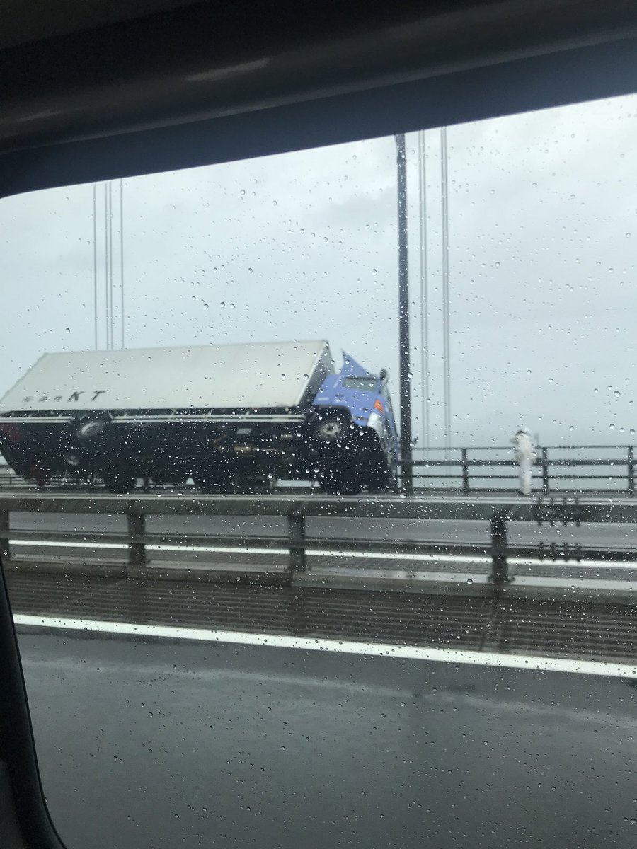 瀬戸大橋でトラックが横転し通行止めとなっている事故現場の画像