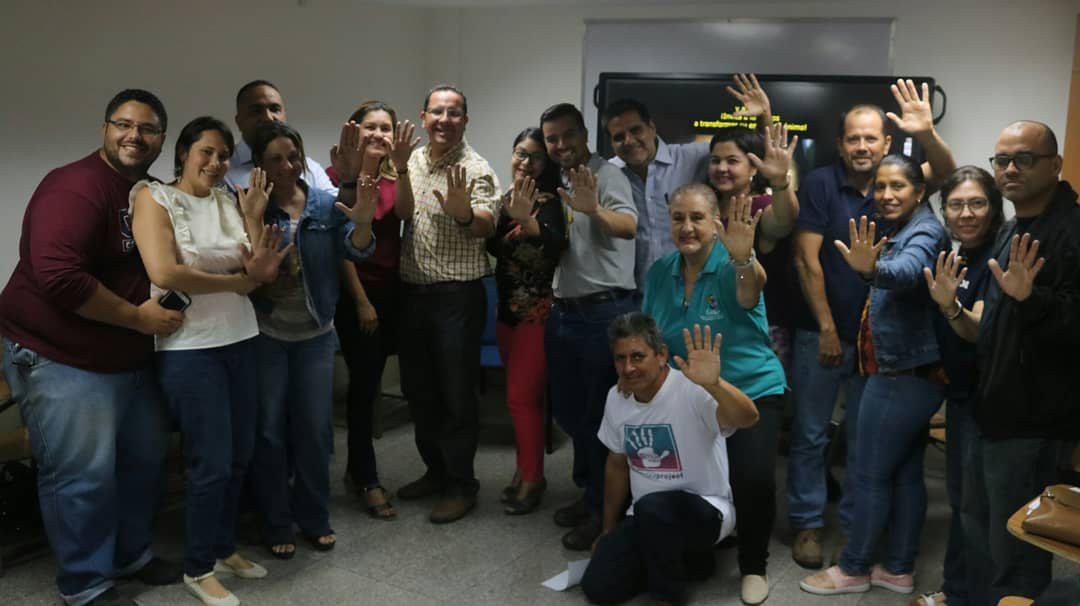 thearTEAproject's tweet photo. En julio dictamos el primer taller dirigido a parejas "Etapas de aceptación y adaptación del diagnóstico" de la mano de la MSc. Guadalupe Méndez Directora de @fupanaz y con el apoyo del @cevazzulia. Porque #juntospromovemoslainclusión
#thearTEAproject #arTEA #autism #autismo #ASD https://t.co/bHMRc0Ykrt