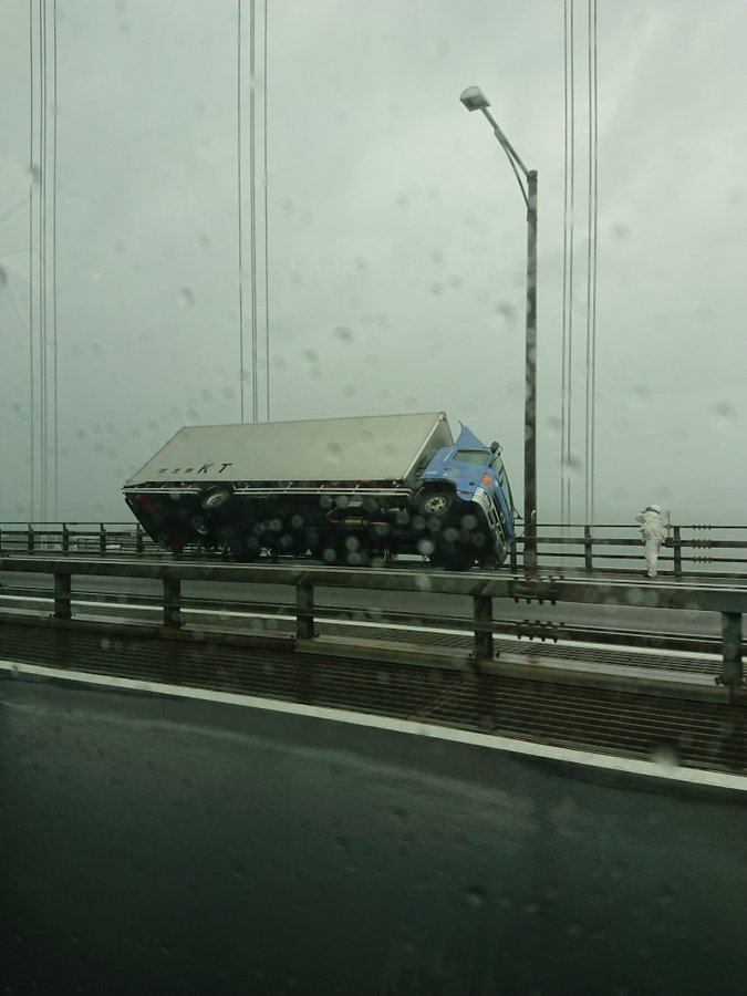 瀬戸大橋でトラック横転事故 台風の強風で通行止め Twitterに現場画像 ニュース速報japan