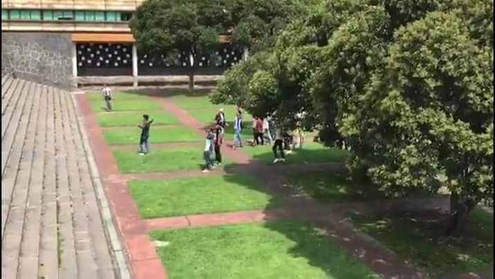 El es Teófilo Licona (el cobra) durante décadas ha sido el jefe de "seguridad" de la <a href="/UNAM_MX/">UNAM</a> está al frente de la policía política. Ha orquestado las acciones represivas contra las luchas estudiantiles. En las fotos aparece junto a los porros en el momento del ataque de hoy.