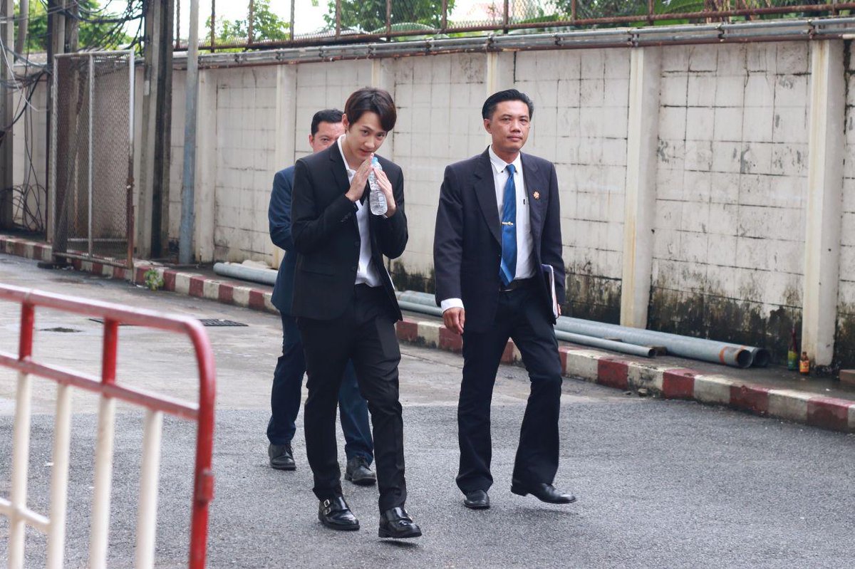 kapookdotcom's tweet photo. #กัปตันชลธร เดินทางมาถึงศาลแล้วพร้อมทนาย เมื่อเวลาประมาณ 08.00 น. หลังศาลนัดไกล่เกลี่ยอดีตแฟนสาว #มิ้งศวภัทร #มิ้งโป๊ะแตก #kapook https://t.co/KwCAIl6ZSy