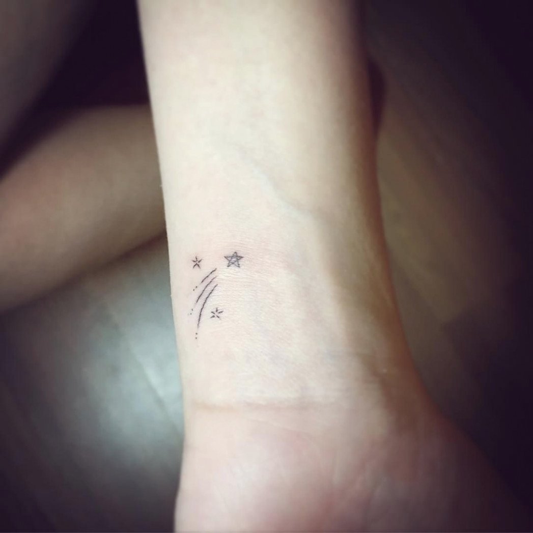 Tattoo on X: "Shooting star #tattoo #tats #ink #ink #girlswithtattoos #girlswithink #shooting #star #remember #wish #dreams #small #cute #bodyart https://t.co/hsZYEEz1eM" / X