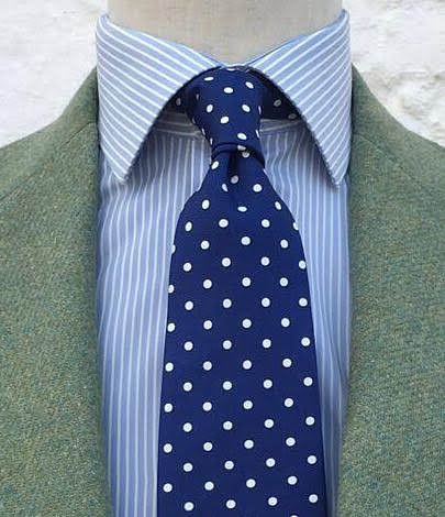 effedivi's tweet photo. Comincia una nuova stagione per noi! Buongiorno a tutti i nostri clienti! #seta  #madeinitaly #pattern #tie #pois #bluewhite #customizedtie #silk #classicstyle #companytie #dots #madeincomo #businessoutfit #menswear #mensfashion #modauomo #instadaily #instafashion #галстук https://t.co/RFRDosollU