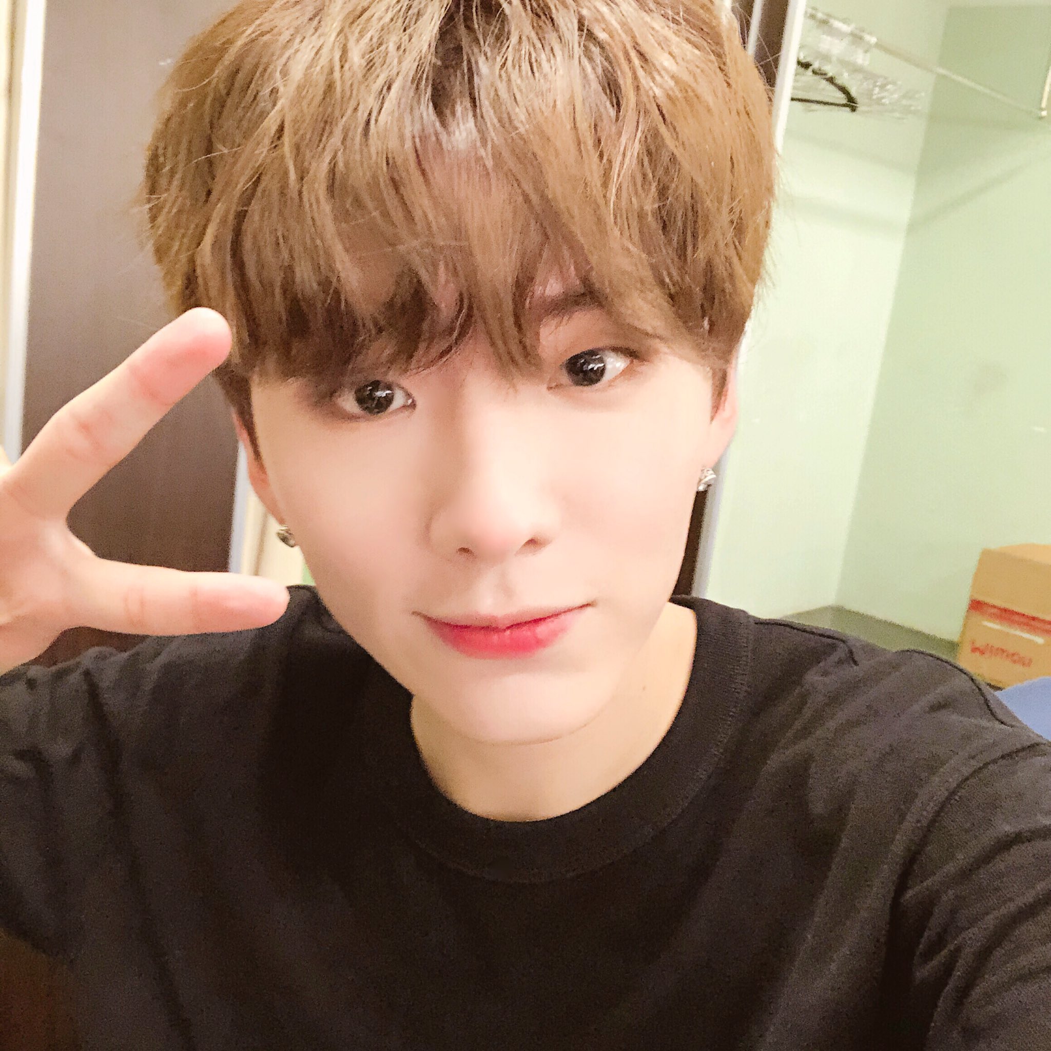 DmO4xRaU0AALP6W.jpg:large