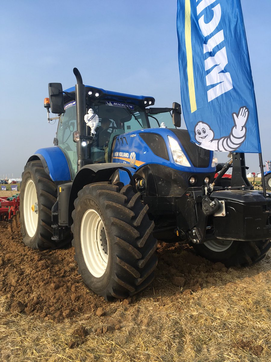 FavierLaurie's tweet photo. Venez nous rendre visite sur le stand Michelin à #InnovAgri2018 #MichelinAgricole #Axiobib2 https://t.co/3tzQRK1lLG