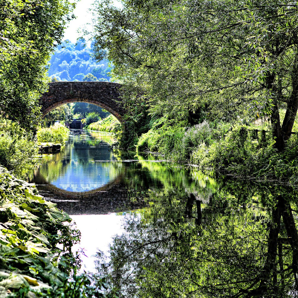 ‘Perfect Reflections’ by Mike Gallagher in this image of Stanton’s Bridge, Bowbridge on the Thames and Severn Canal 👌
#reflection #reflectionphotography #reflectionphoto #stantonsbridge #postcards #picturepostcards #canals #stroudcanal #sapperton #riversevern #riverthames
