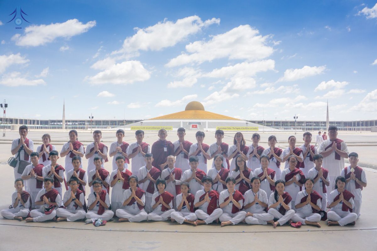 wdcreception's tweet photo. ชาวเวียดนามทั้งหมดนี้เป็นเด็กนักเรียนระดับชั้นประถม-มัธยมต้นจากหลายในเมืองโฮจิมินห์มาเพื่อทัศนศึกษา #ชมวัดพระธรรมกาย ด้วยการนำของเจ้าอาวาสที่สอนชมร���พุทธศาสตร์เข้ามาเรียนรู้และเห็นความนั้นเป็นสิ่งที่อัศจรรย์มากๆน้องโชคดีมากๆที่มาทันถวายภัตตาหารที่หอฉันได้เห็นสาธุชนมาทำบุญกันมากมาย https://t.co/fUDtJl06gy