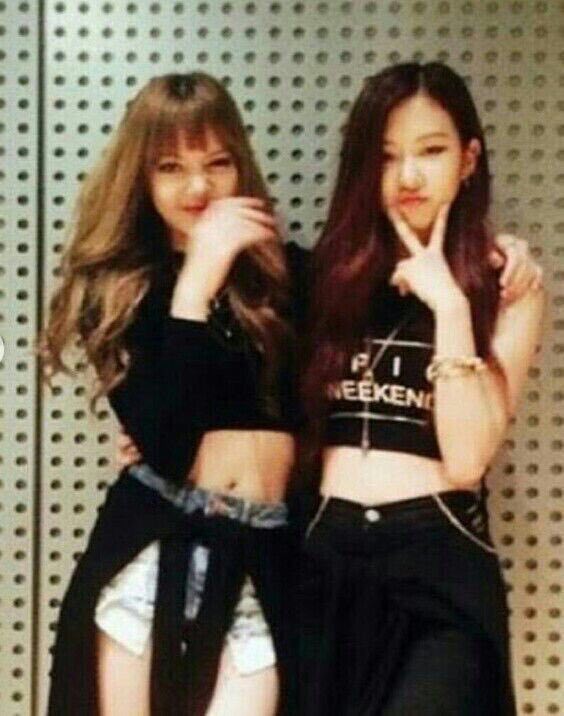 98THKD's tweet photo. #CandyLove não esqueçam que hoje é o dia dela! Parabéns a minha Hayhay, o meu neném @98THGH!!!!! Obrigada por ser tão incrível, sempre que precisar pode contar comigo, te amo!
Ps.: De presente deixo essa foto da época do pré-debut https://t.co/YIIxXoeyAj
