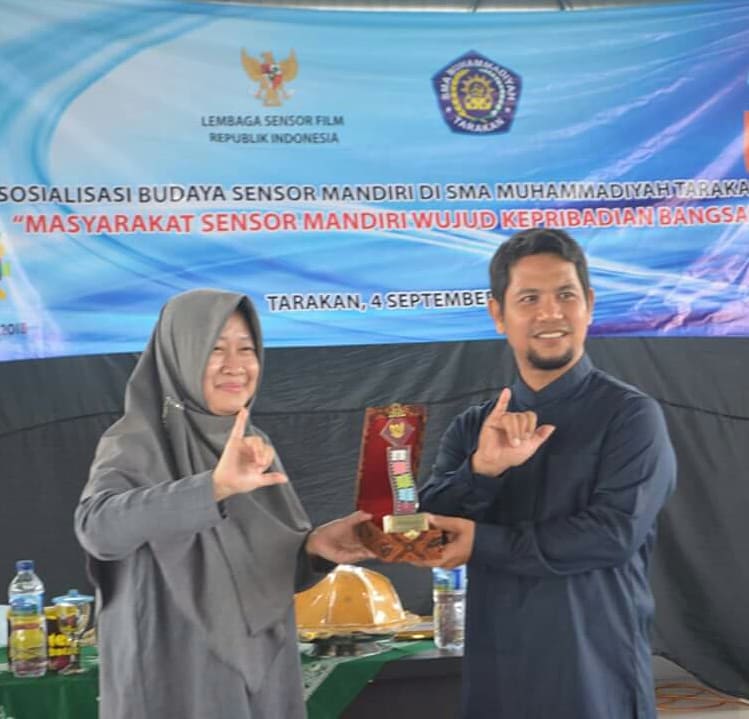 smamuhtrk's tweet photo. Sosialiasi Budaya Sensor Mandiri Oleh @lsf_ri
Mari Cerdas Dalam Memilah dan Memilih Tontonan Demi Menghindari Pengaruh Negatif Iklan dan Film Untuk Generasi Indonesia Berkemajuan

#15thnsmamuhtrk #cerdas #terampil #berkarakter #luarbiasa #smamuhtrk https://t.co/MZ5nT6Sw6f