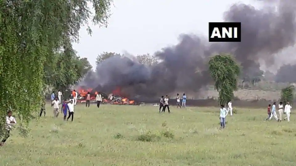 htTweets's tweet image. Indian Air Force’s MiG 27 crashes near Jodhpur, pilot safe goo.gl/Koa41A