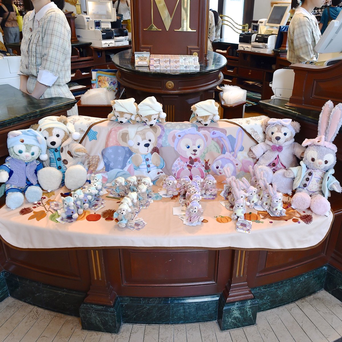 Mezzomikiのディズニーブログ V Twitter 東京ディズニーシーは本日17周年 マクダックス デパートメントストアではダッフィー フレンズのお祝いデコレーションが登場しています T Co Lavruli9rf