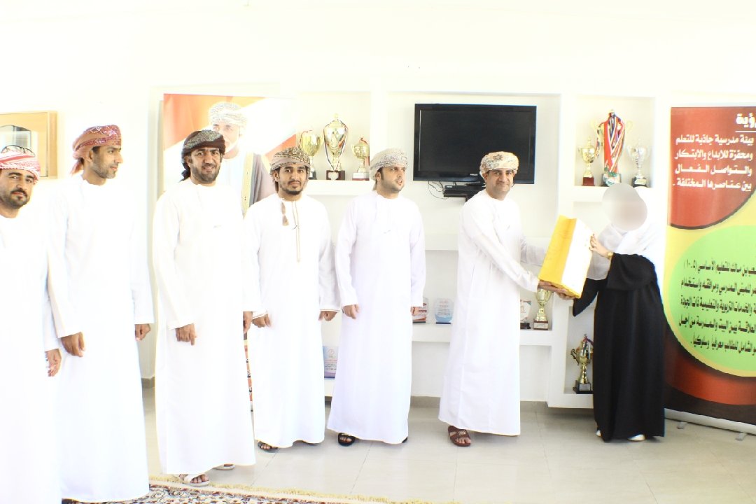 إدارة المدرسة تكرم ممرضة الصحة المدرسية نظير جهودها خلال العام الدراسي 2018/2017م