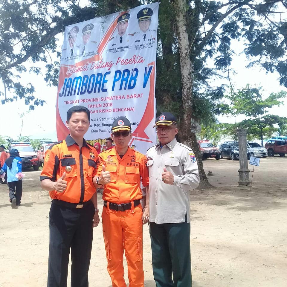 Senkom_padang's tweet photo. Ketua Senkom Mitra Polri Kota Padang H. M. Abdillah ST menghadiri pembukaan jambore pengurangan resiko bencana (PRB) V tingkat Propinsi Sumatera Barat di pantai Carolin. 

Tujuan kegiatan ini untuk mengurangi resiko bencana dan melindungi masyarakat dari dampak bencana yang besar https://t.co/6W5McCCL3P