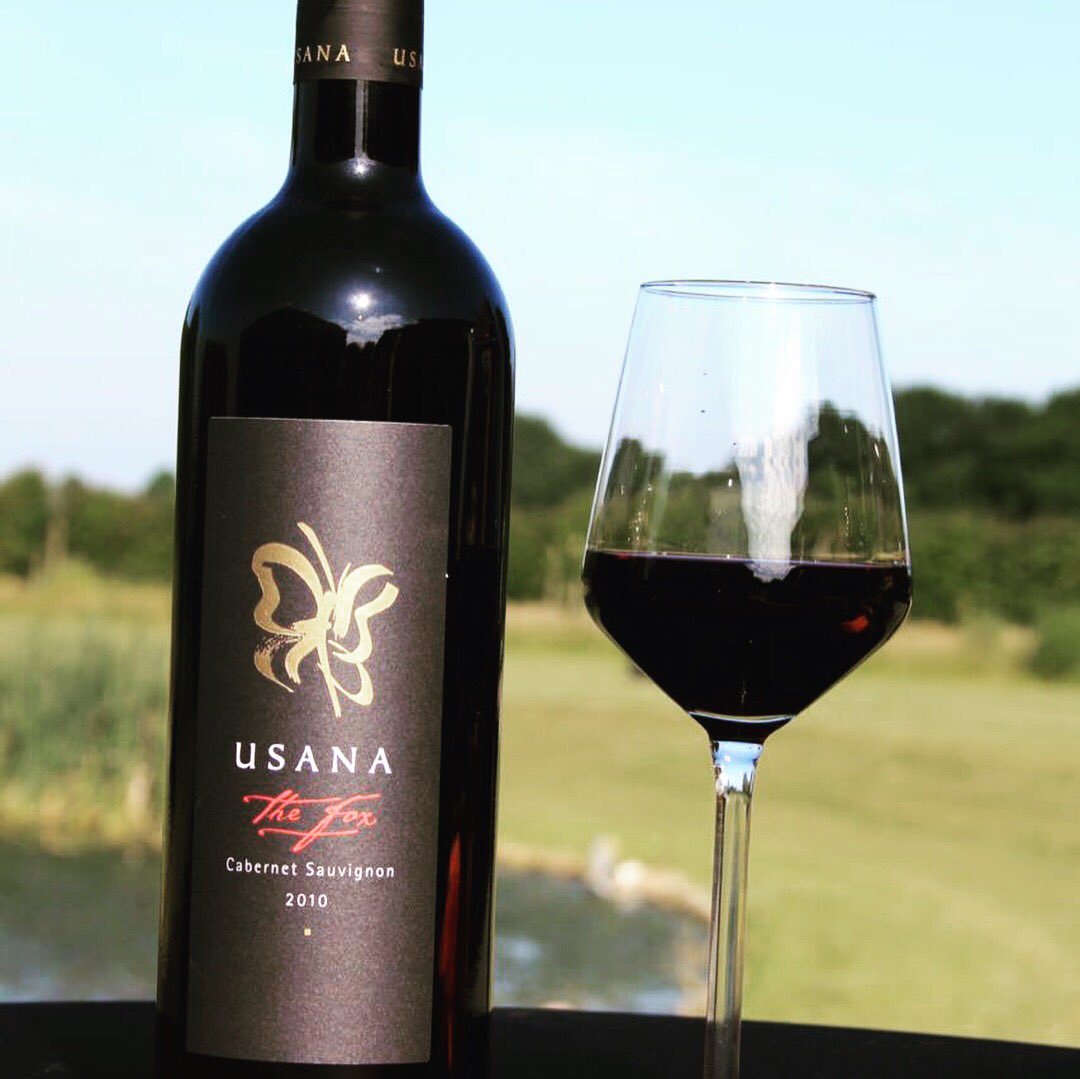 Introducing the handsome Winshaw brothers from Usana. Our secret weapon when it comes to attracting big crowds at our stand at #capewine2018. Thanks to their family cellar we will be able to taste South African wines older than 50 years. Going to be special. #polkadraailyfies