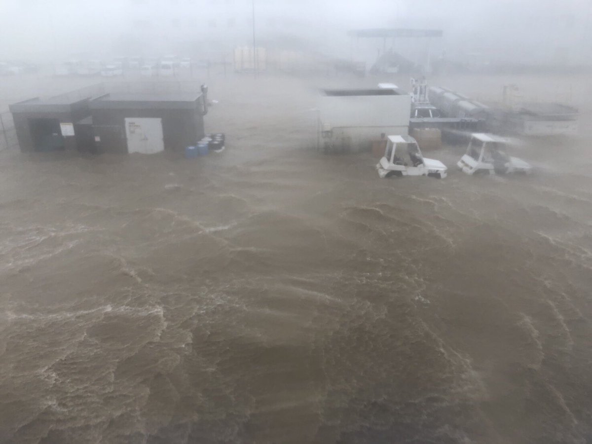 関西空港の滑走路が冠水している現場の画像