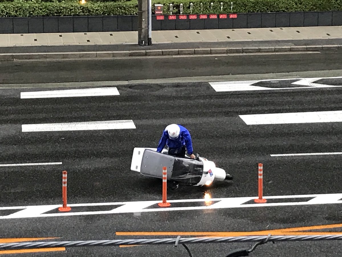 台風の中 宅配ピザ屋のバイクが大変な目に遭っている様子に 注文する方が悪い のか 注文を受ける側が悪い のか 台風の日に注文はやめよう Togetter