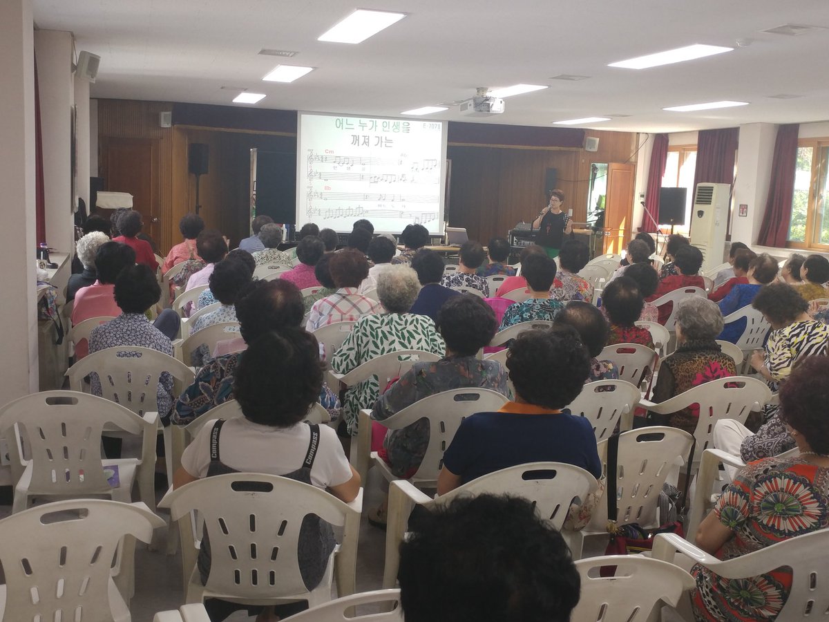 lemi2958's tweet image. 성남시 여성복지회관 2018 하반기 실버대학이 개강하였습니다.~ 첫 날부터 열심히 수업에 참여하시는 어르신들의 열정이 멋져요!