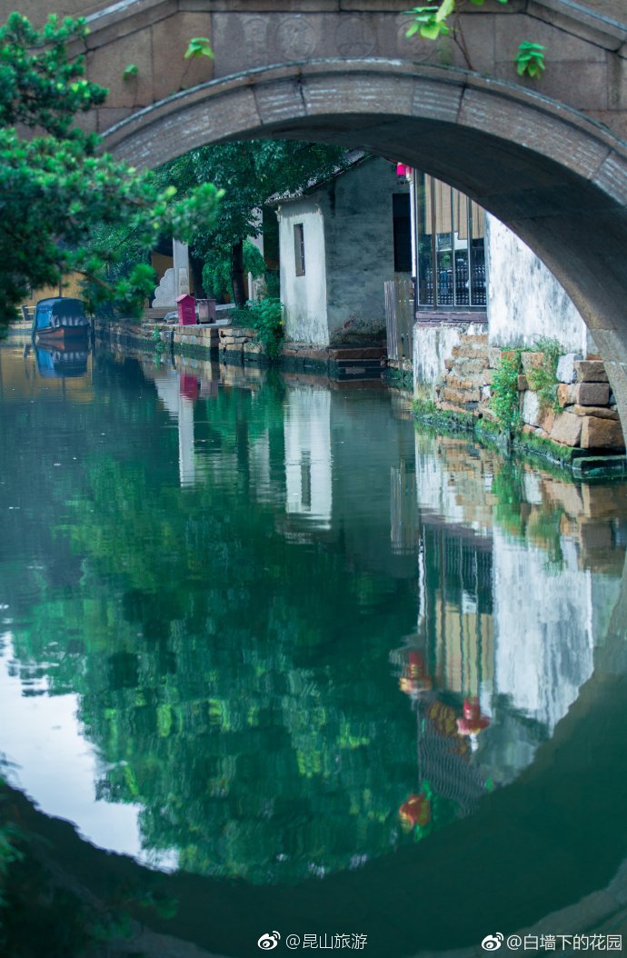 Kunshan_China's tweet photo. Up above there is heaven; down below there are Suzhou and Hangzhou. #Zhouzhuang, known as China's first water town, is a good place for families and friends to have a trip in the cool autumn. https://t.co/OM2uw120mR