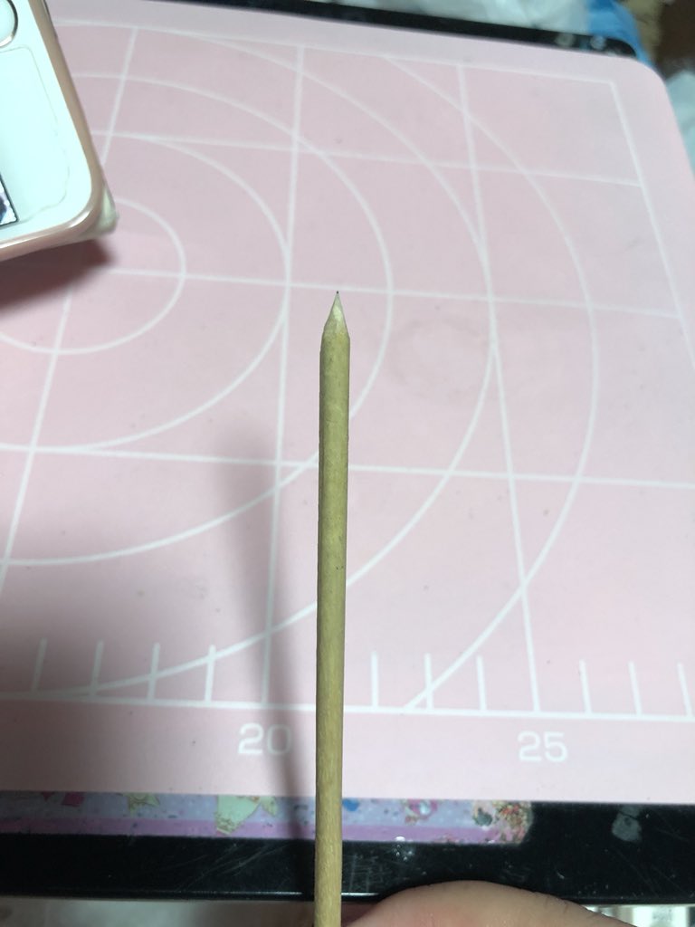 ミーナ 本屋でときめいてスクラッチアートを始めたものの 付属のスクラッチペンが早々に欠けてしまった 仕方なく竹串で代用してみるも やはり削りづらい どなたか良い方法をご存知ないでしょうか スクラッチアート 花曼荼羅