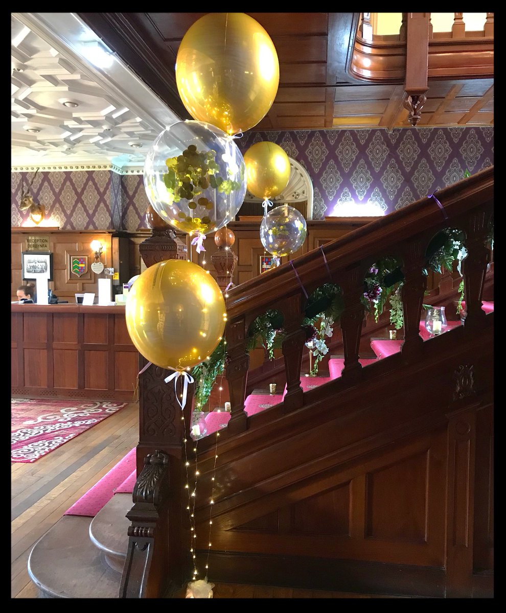 Gold wedding balloons - how gorgeous are these 😍 @BalloonBlooms #weddingballoons #weddings #goldballoons