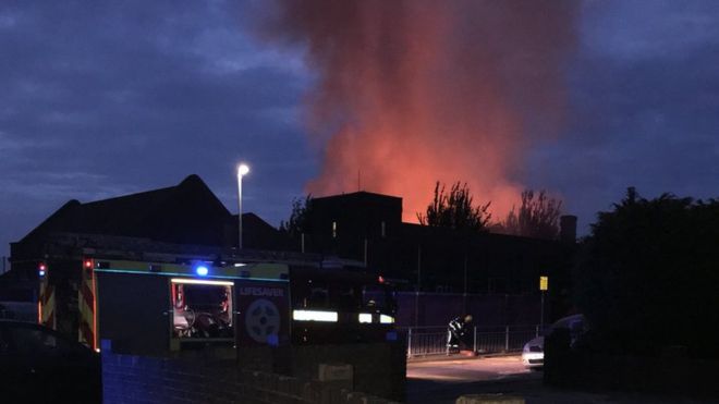 Fire at Roding Primary School, Dagenham bbc.in/2LWRDRG #fire #schools #Dagenham #firefighters