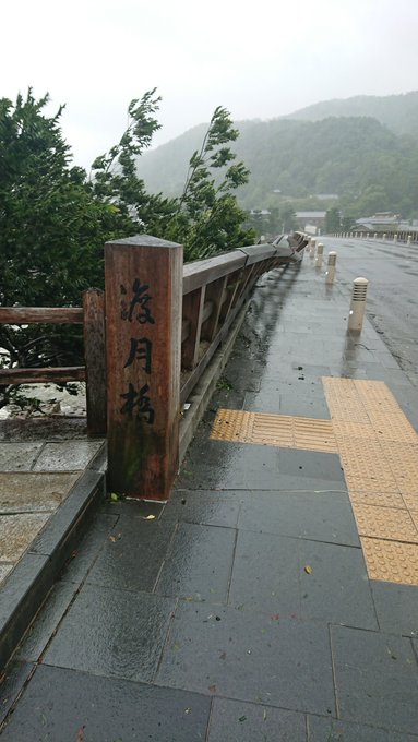 台風 京都 嵐山 渡月橋の欄干が台風の風で折れる 現地の様子 規制線張られてる まとめダネ 台風 京都 嵐山 渡月橋の欄干が台風の風で折れる 現地の様子 規制線張られてる まとめダネ