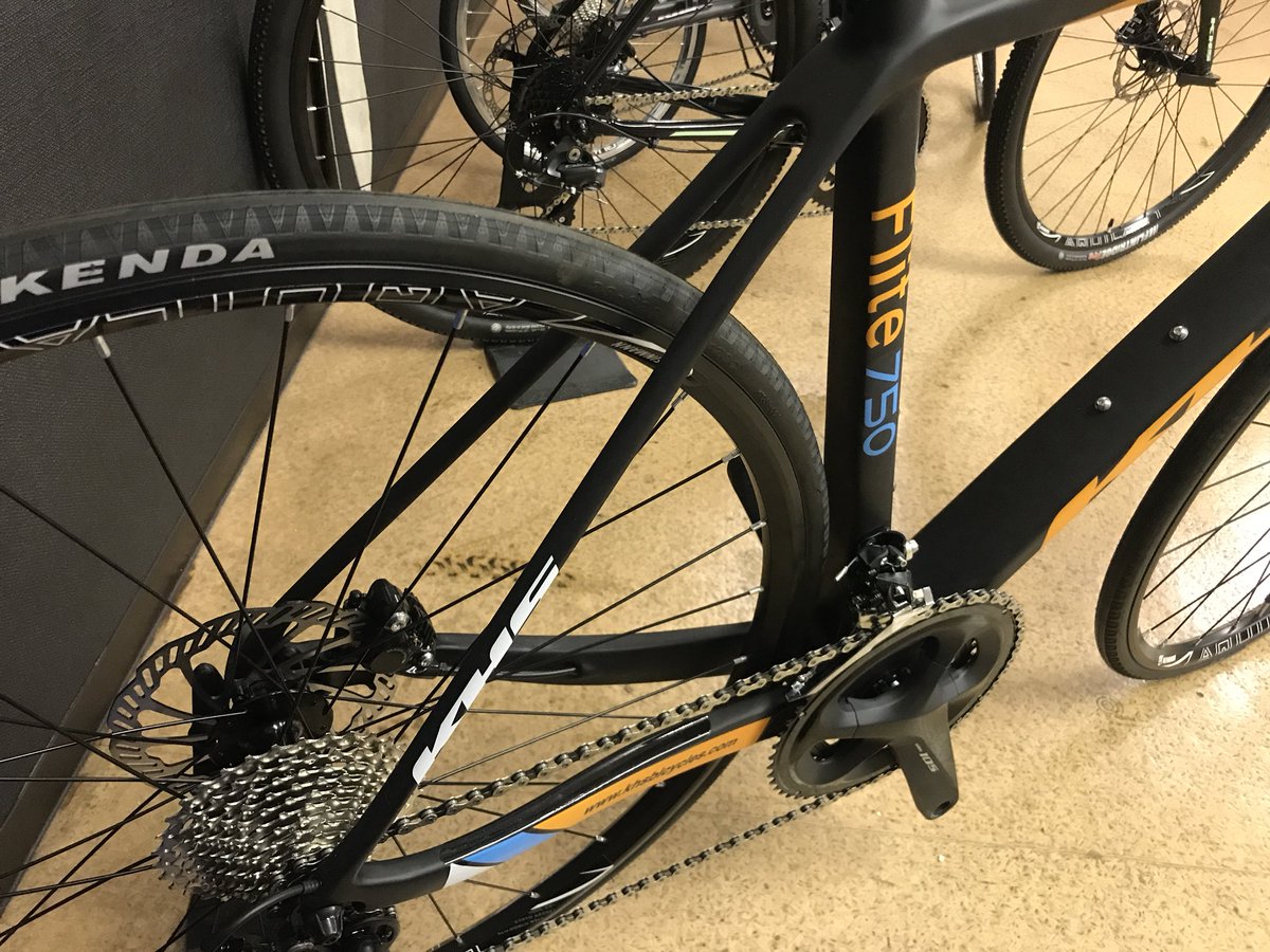 kanzakisenri's tweet image. KHS FLITE 750
ニューモデルな、レーシングディスクロードさん。105の油圧ディスク、カーボンで24万円とかなりリーズナブル！
#KHS #FLITE #ディスクロード #カンザキ千里店