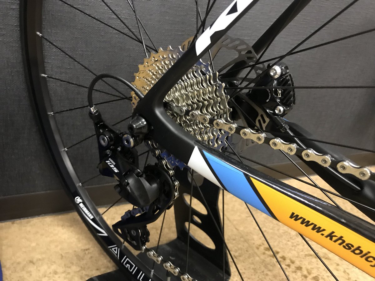 kanzakisenri's tweet image. KHS FLITE 750
ニューモデルな、レーシングディスクロードさん。105の油圧ディスク、カーボンで24万円とかなりリーズナブル！
#KHS #FLITE #ディスクロード #カンザキ千里店