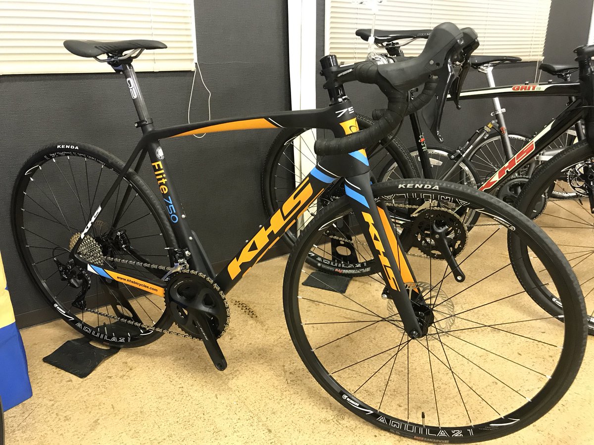 kanzakisenri's tweet image. KHS FLITE 750
ニューモデルな、レーシングディスクロードさん。105の油圧ディスク、カーボンで24万円とかなりリーズナブル！
#KHS #FLITE #ディスクロード #カンザキ千里店