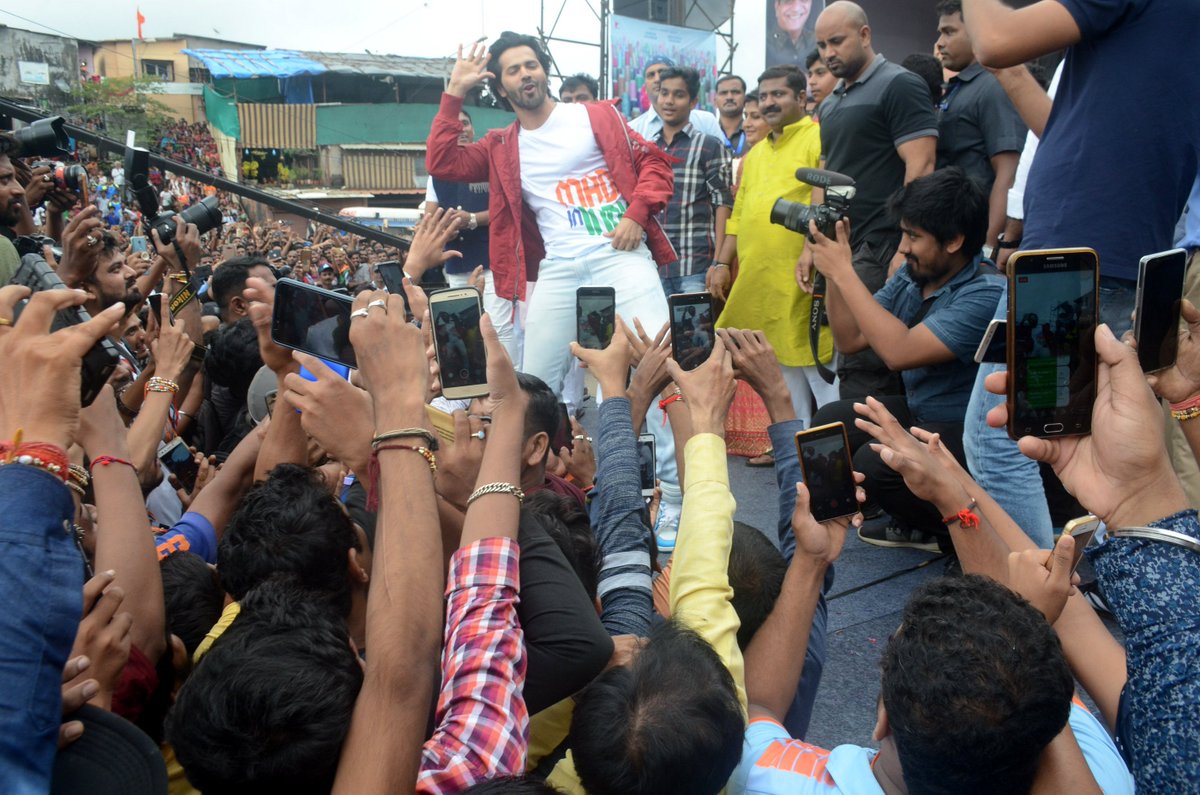 LehrenNetworks's tweet photo. #VarunDhawan #SuiDhaagaMadeinIndia #LatestBollywoodNews #LehrenBollywood #BollywoodNews2018 #Lehren #30YearsOfLehren
Varun Dhawan promotes his film Sui Dhaaga: Made in India at an Dahi Handi event.
Stay tuned to: https://t.co/C1LPiZpHo8
@Varun_dvn https://t.co/VxPKbUaZIR