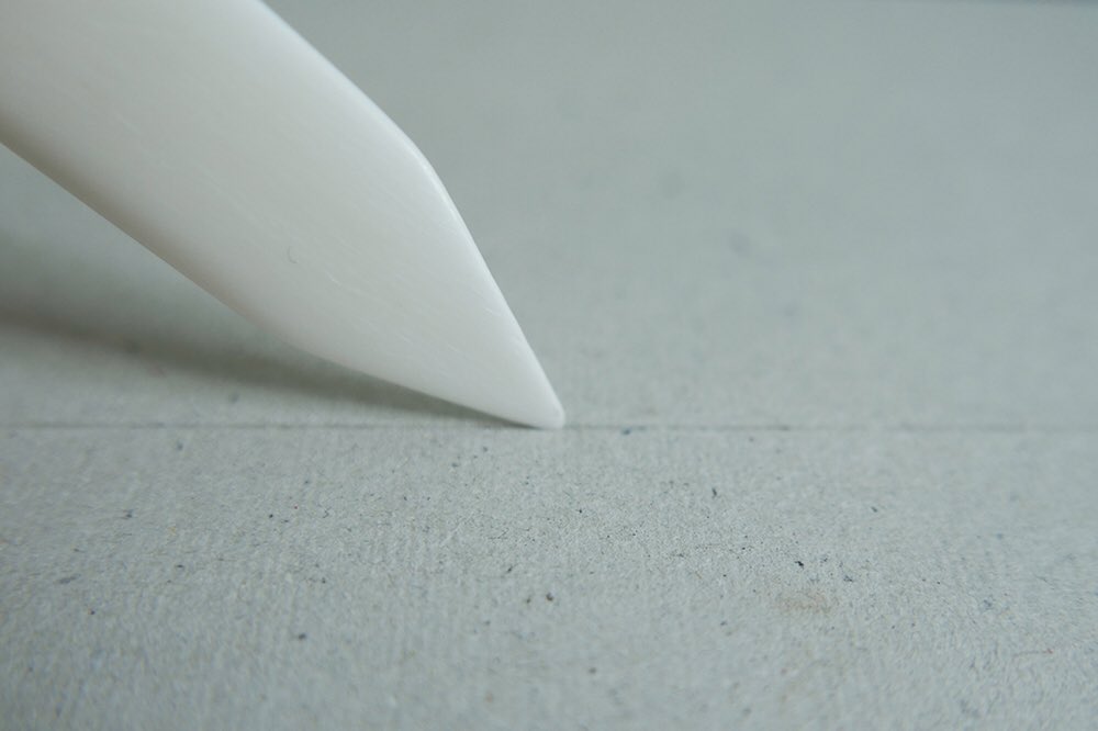 BindSomething's tweet image. [재입고 안내] 본폴더가 재입고 되었습니다. 본폴던 접지를 하거나 누름선을 줄 때 유용한 도구입니다. 플라스틱이 아닌 동물뼈로 만들어서 단단합니다. 사포로 끝을 갈아내면 좀 더 정교한 누름선을 낼 수 있습니다. 

♢genuine cattle bone | 16x120mm | 두께 4mm #bindsomething