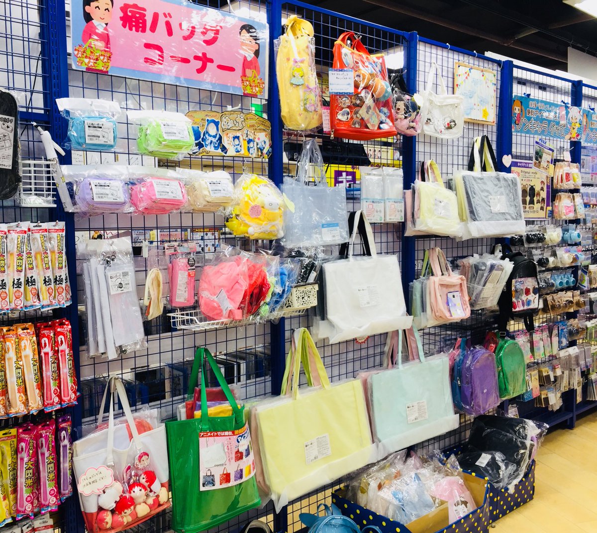 アニメイト渋谷 短縮営業中 บนทว ตเตอร 痛バッグコーナー情報 アニメイト渋谷店が展開に力を入れている痛バッグコーナーの紹介です 魅せシリーズ が各種再入荷しました 人気色の黒もございます ご利用お待ちしております 痛バッグ 痛バ