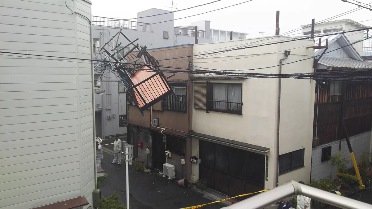 もう意味がわからない・・・「電線にベランダが引っ掛かっている」状況・・・