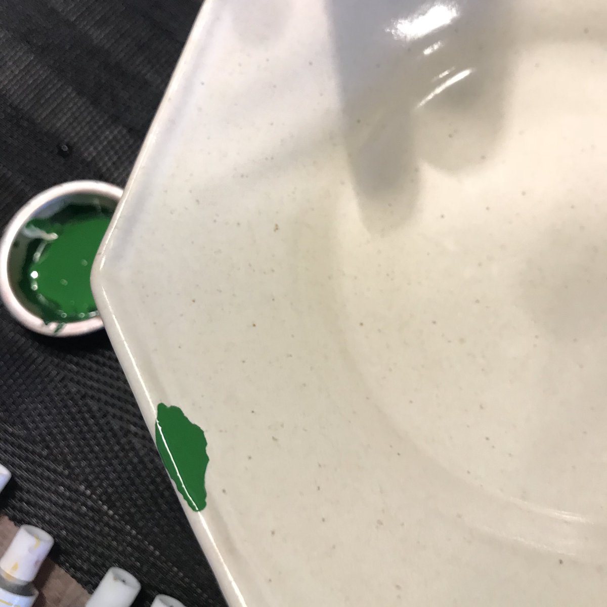 金継ぎの柳家 Yanagiya Ar Twitter 金継ぎワークショップ 美しい 緑の繕いです 金銀赤青黄緑黒茶 目立たせても良いし 馴染ませても良いですね Kintsugi 金継ぎ 器 Tableware 漆 新うるし 新漆 Japan つくろい 陶器 磁器 漆器 ガラス クリスタル